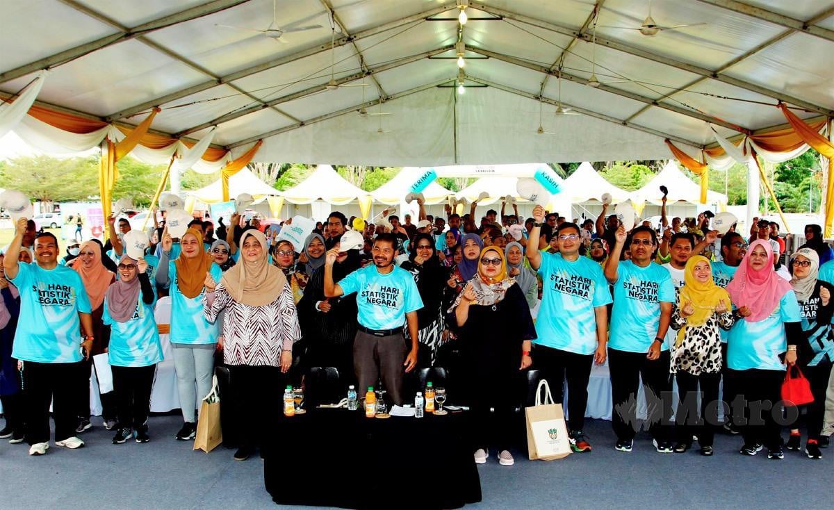  DR Mohd Uzir (tengah) bergambar  bersama peserta pada majlis Penutupan Karnival Statistik 2022 sempena Majlis Sambutan HSN 2022. 