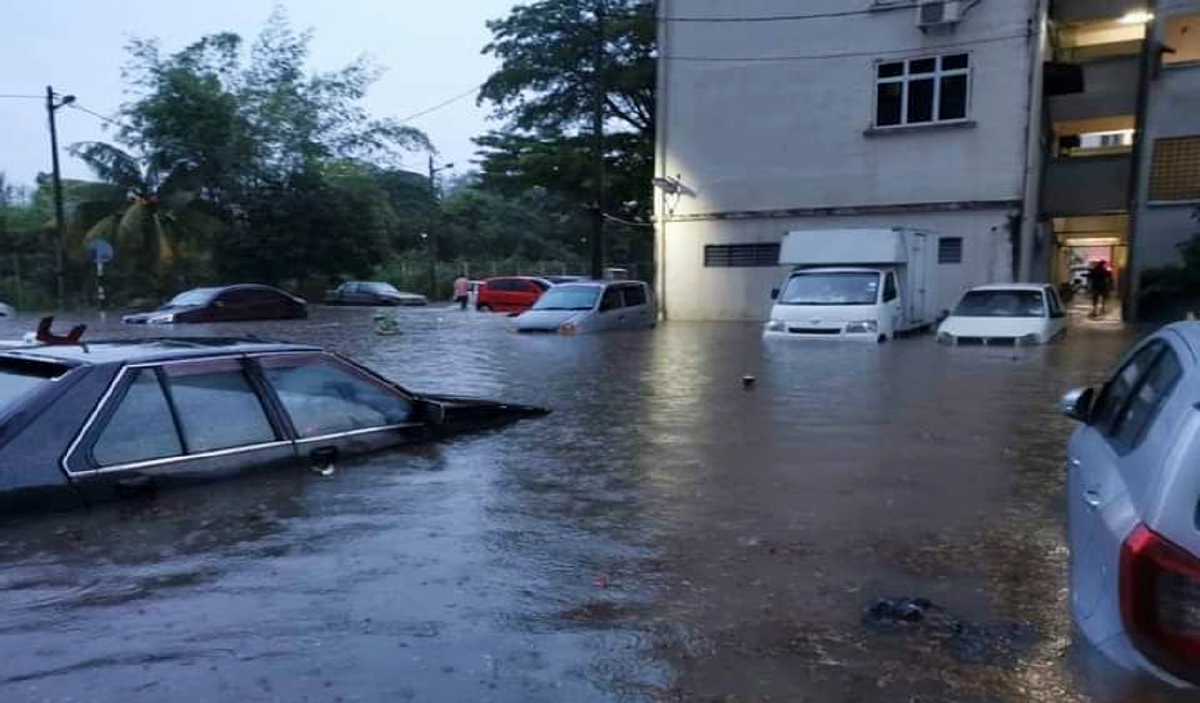 Gambar tular menunjukkan pekarangan dan bawah blok Apartmen Larkin Idaman yang dilanda banjir kilat.