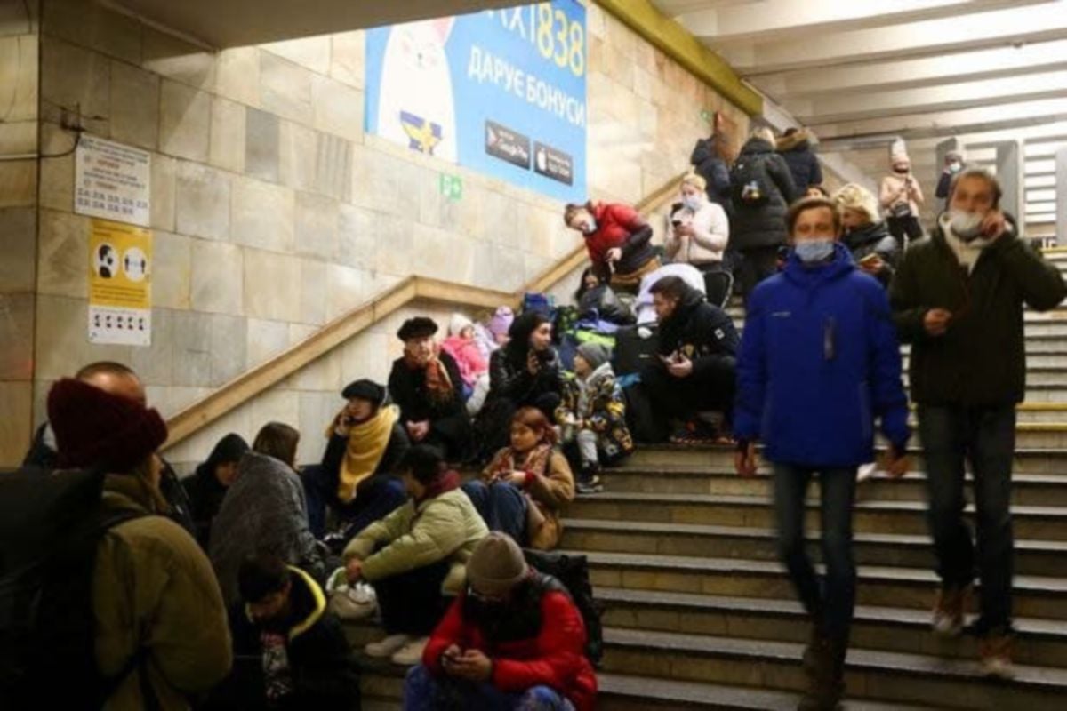 KANAK-KANAK Ukraine yang ketakutan dibawa turun ke sistem pengangkutan metro untuk berlindung daripada serangan tentera Rusia.