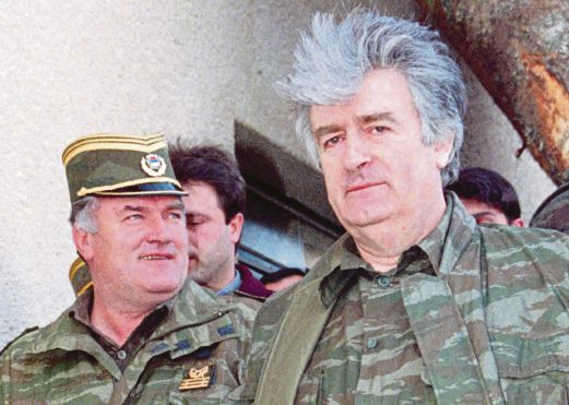 Radovan Karadzic (kanan).