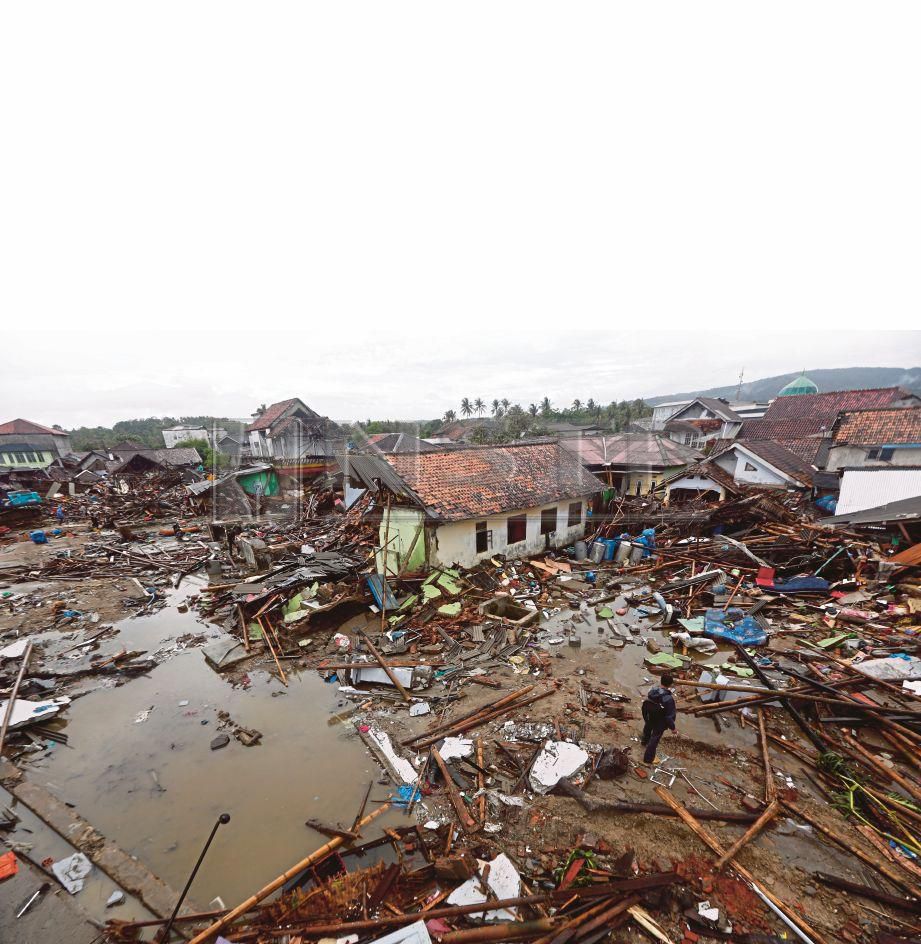 KEMUSNAHAN dahsyat di sebuah penempatan di Sumur, Banten selepas dilanda tsunami malam Sabtu lalu.