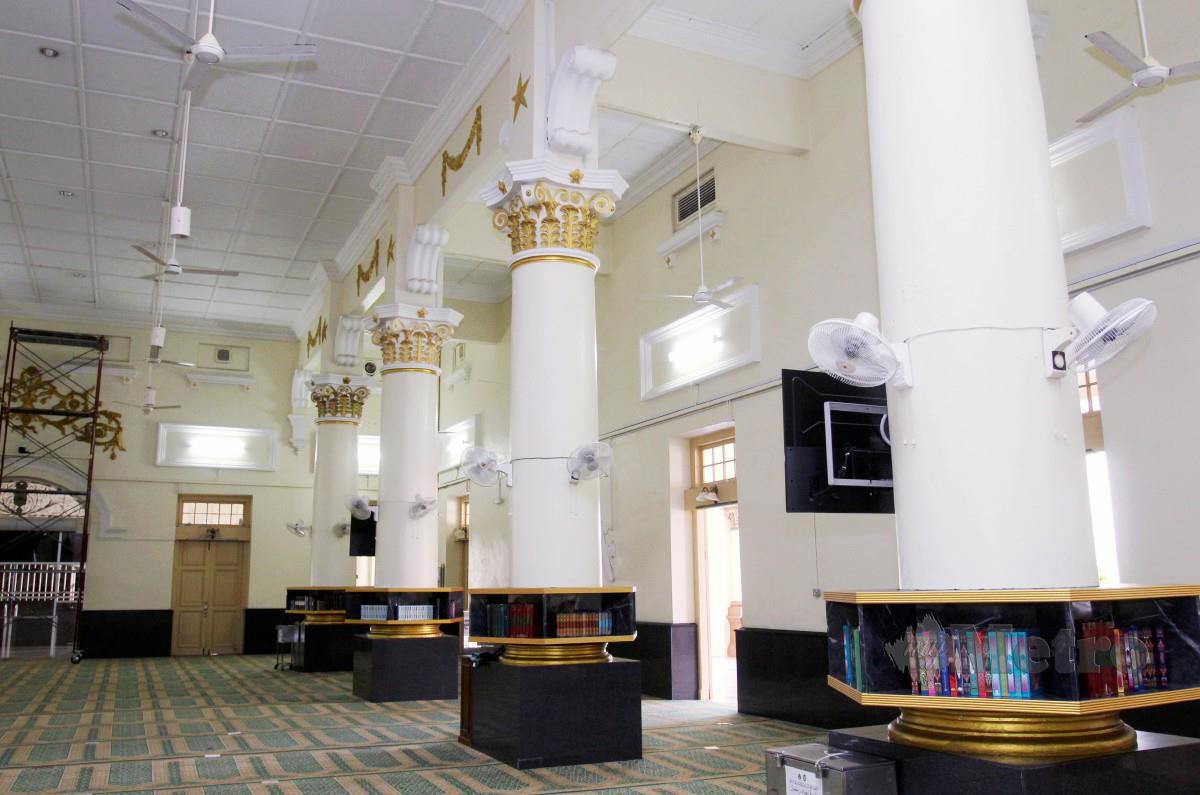 TIANG utama di dalam masjid menampilkan ciri Inggeris.