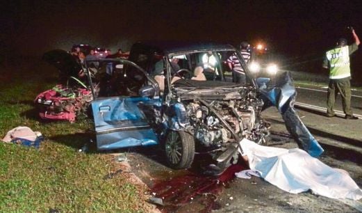 KEADAAN dua kenderaan terbabit nahas maut yang mengorbankan lima orang kelmarin.  