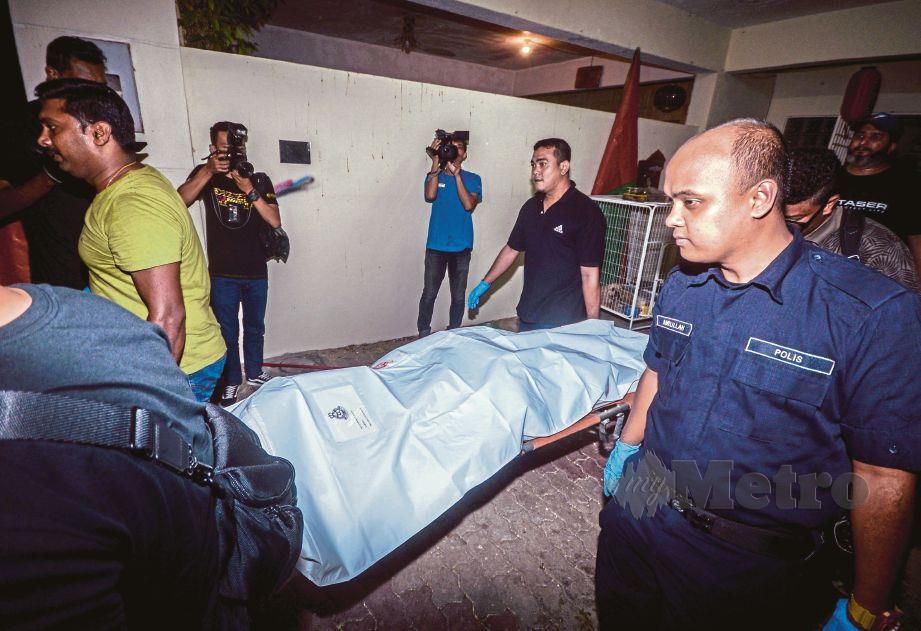 ANGGOTA polis mengangkat mayat mangsa yang ditemui mati di sebuah rumah di Lengkok Merbah. 