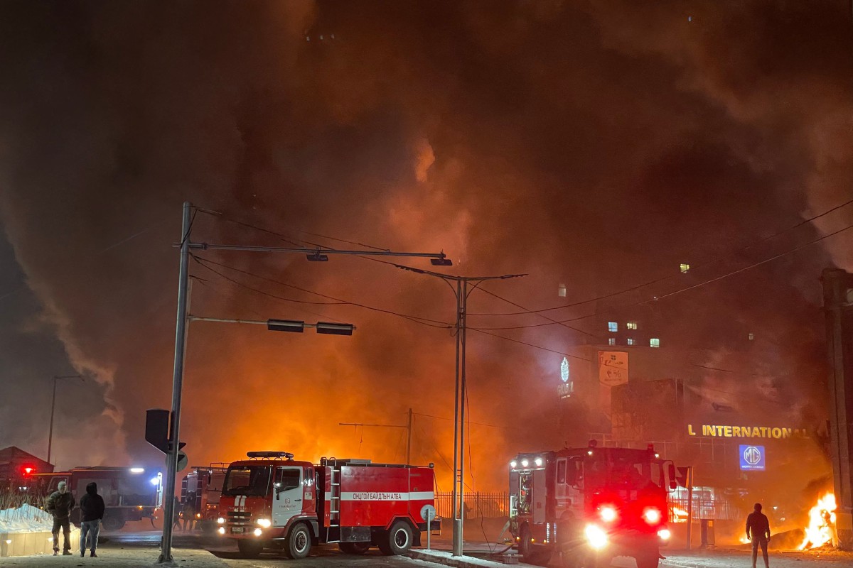 ANGGOTA bomba bertungkus lumus memadam kebakaran akibat kemalangan trak muatan gas LNG yang menyebabkan letupan besar. FOTO AFP.