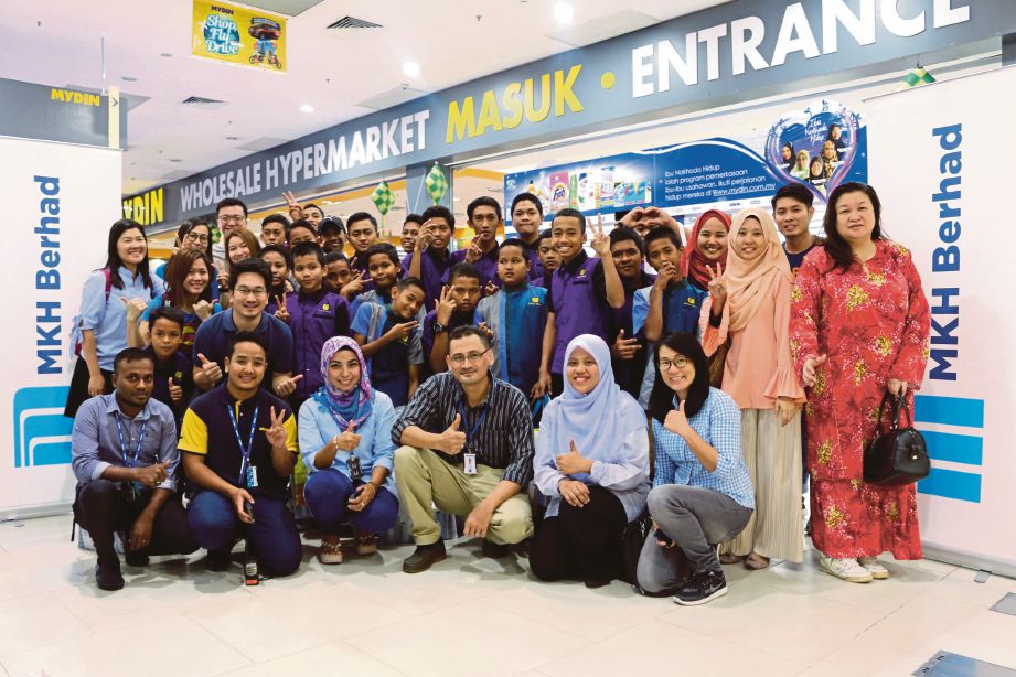 KANAK-KANAK Darul Izzah, Bangi  bersama staf MKH pada Pelita Ramadan di Mydin Mall Semenyih.