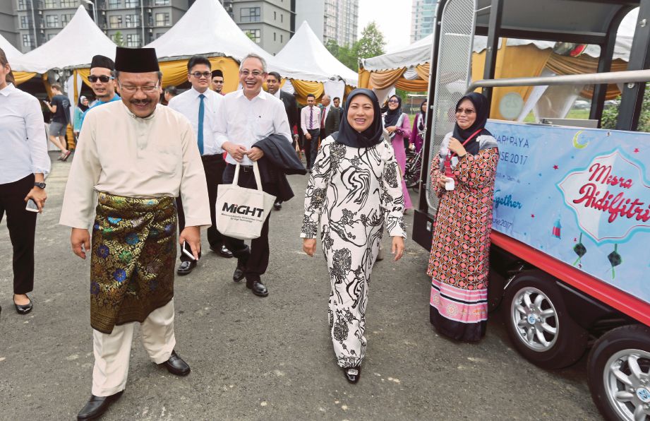 NANCY (kanan) diiringi Dr Mohd Yusoff (kiri) ketika hadir Majlis Rumah Terbuka Kumpulan Industri Kerajaan Malaysia dan Teknologi Tinggi (MIGHT) di Cyberjaya.