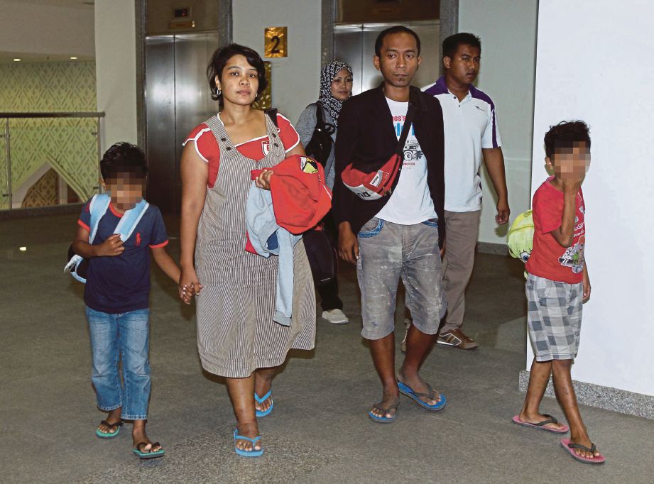 ABDUL Azim  bersama isteri dan tiga anak tiba di Mahkamah Rendah Syariah, semalam.