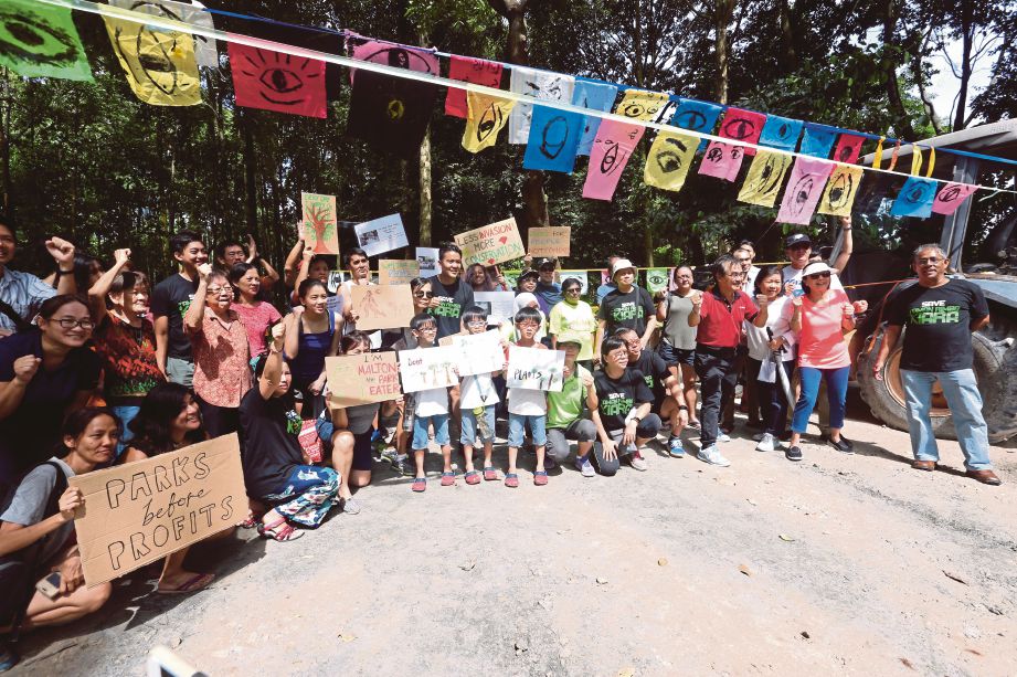 Penduduk TTDI berkumpul di Taman Rimba Kiara TTDI bagi membantah projek pembangunan di taman itu. 