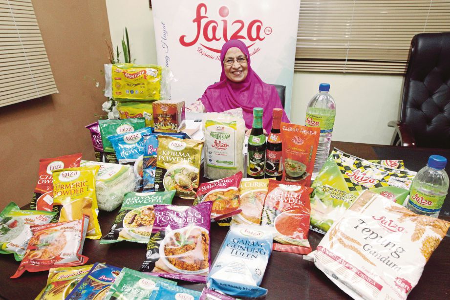 Faiza Bawumi  menunjukkan produk keluaran Faiza Sdn Bhd ketika ditemui di  Taman Perindustrian Subang, Subang Jaya. 
