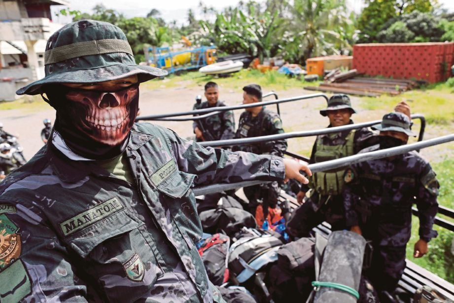 ANGGOTA pasukan tindakan khas polis Filipina bersiap sedia menyerang kedudukan militan di Marawi, semalam.  - Reuters 