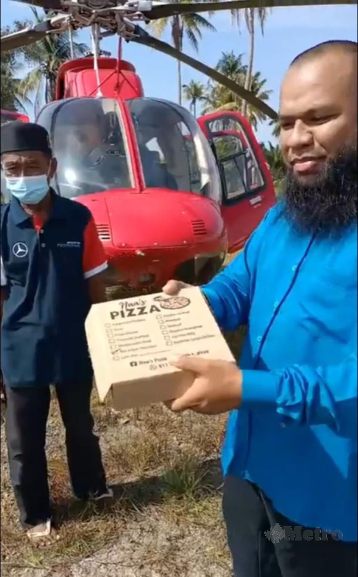 TANGKAP layar video tular menunjukkan Mohamad Azlan membawa bapanya bersarapan menaiki helikopter.