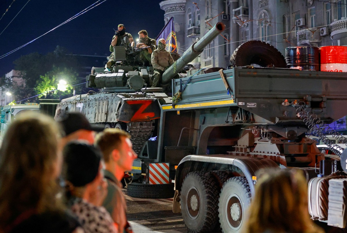 PEJUANG kumpulan tentera swasta Wagner keluar dari bandar Rostov-on-Don, Rusia untuk kembali ke kem lapangan mereka. FOTO Reuters.
