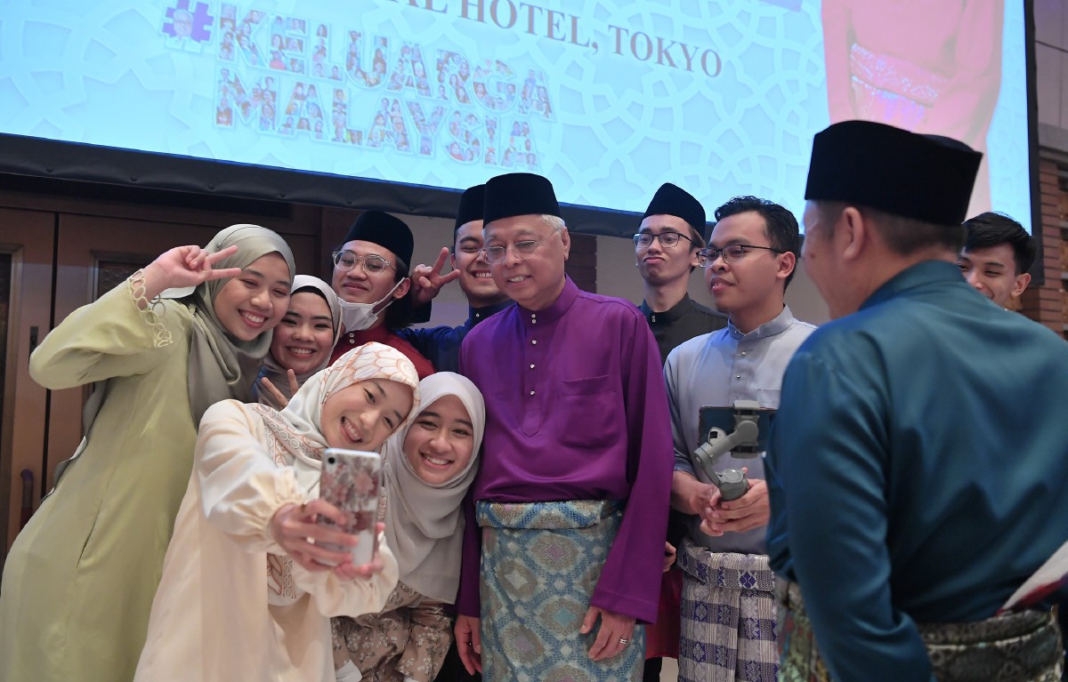 ISMAIL Sabri bergambar bersama tetamu yang hadir pada Majlis Hari Raya Aidilfitri Keluarga Malaysia di Jepun, hari ini. FOTO Bernama.