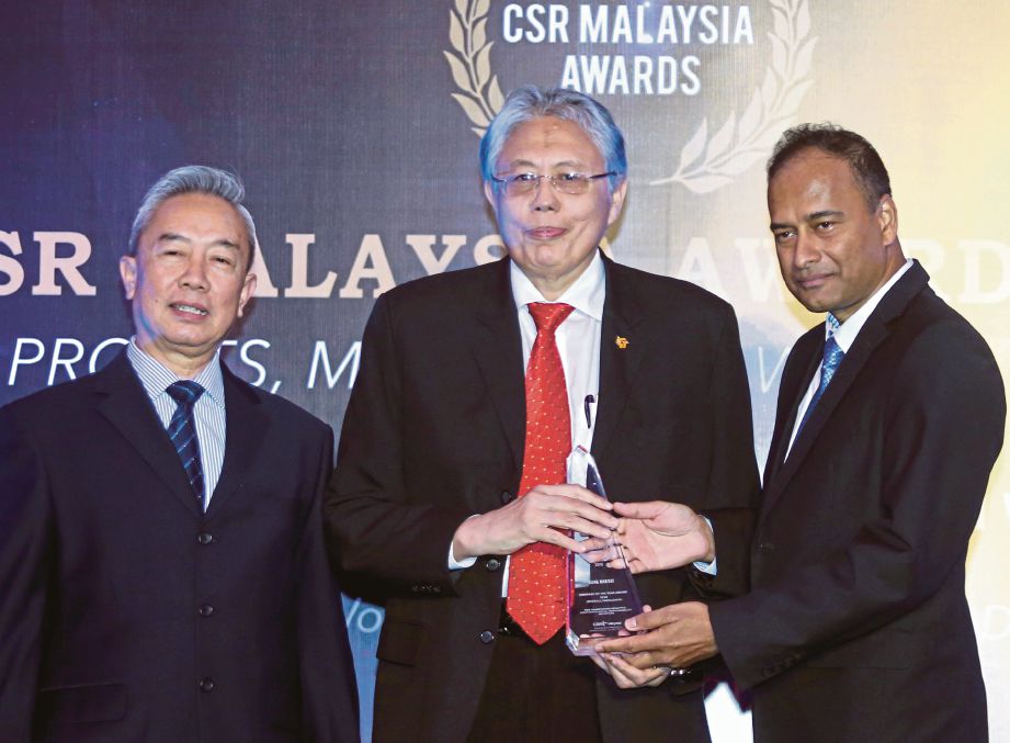  Pengerusi CSR Malaysia , Datuk R Rajendran menyampaikan anugerah utama kepada Shukry  bersama Pengerusi Bersama CSR Malaysia , Lee Seng Chee (kiri),