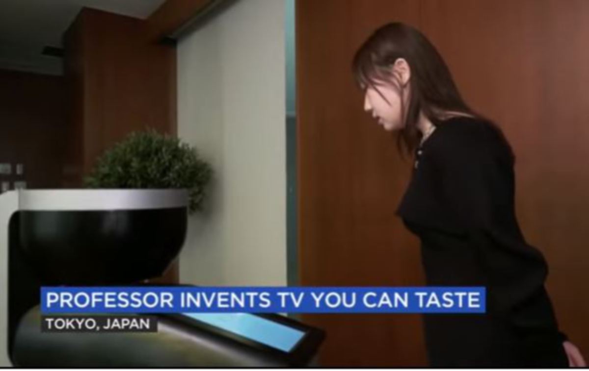 SEORANG wanita merasa skrin TV ciptaan Miyashita. FOTO ABC7.