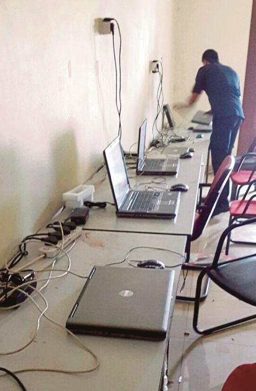 DERETAN komputer riba menjadi alat permainan judi siber menerusi serbuan di sebuah rumah banglo.