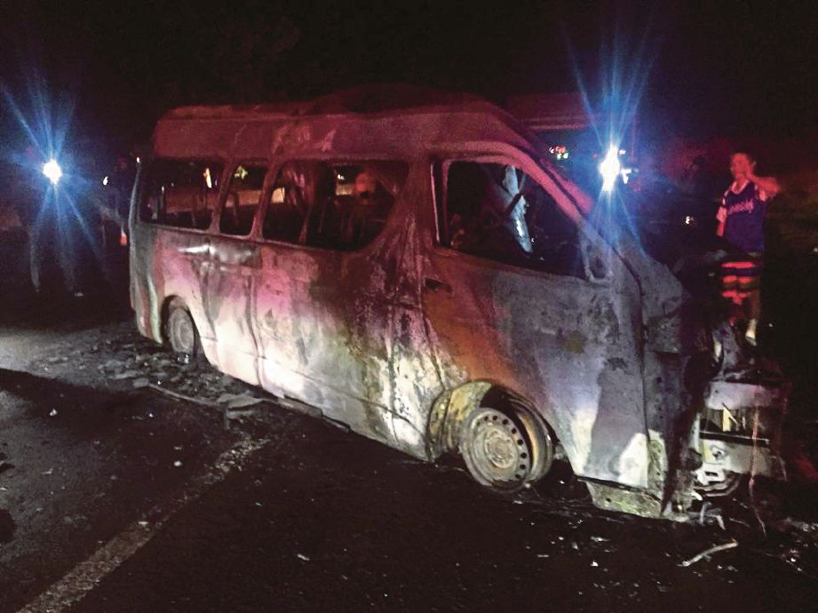 KEADAAN van yang terbakar selepas bertembung dengan lori dan mengorbankan 13 warga Myanmar di tengah Thailand, semalam. - Agensi