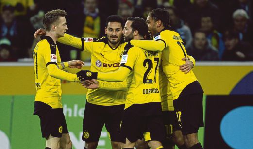 REUS (kiri) sumbang gol pembukaan Dortmund.
