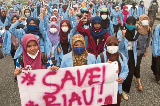 PELAJAR Indonesia menunjuk perasaan di Pekanbaru, Riau,  kelmarin, membantah industri minyak sawit yang mereka dakwa menjadi punca kepada kebakaran hutan dan ladang di wilayah itu hingga menyebabkan jerebu sejak dua bulan lalu.