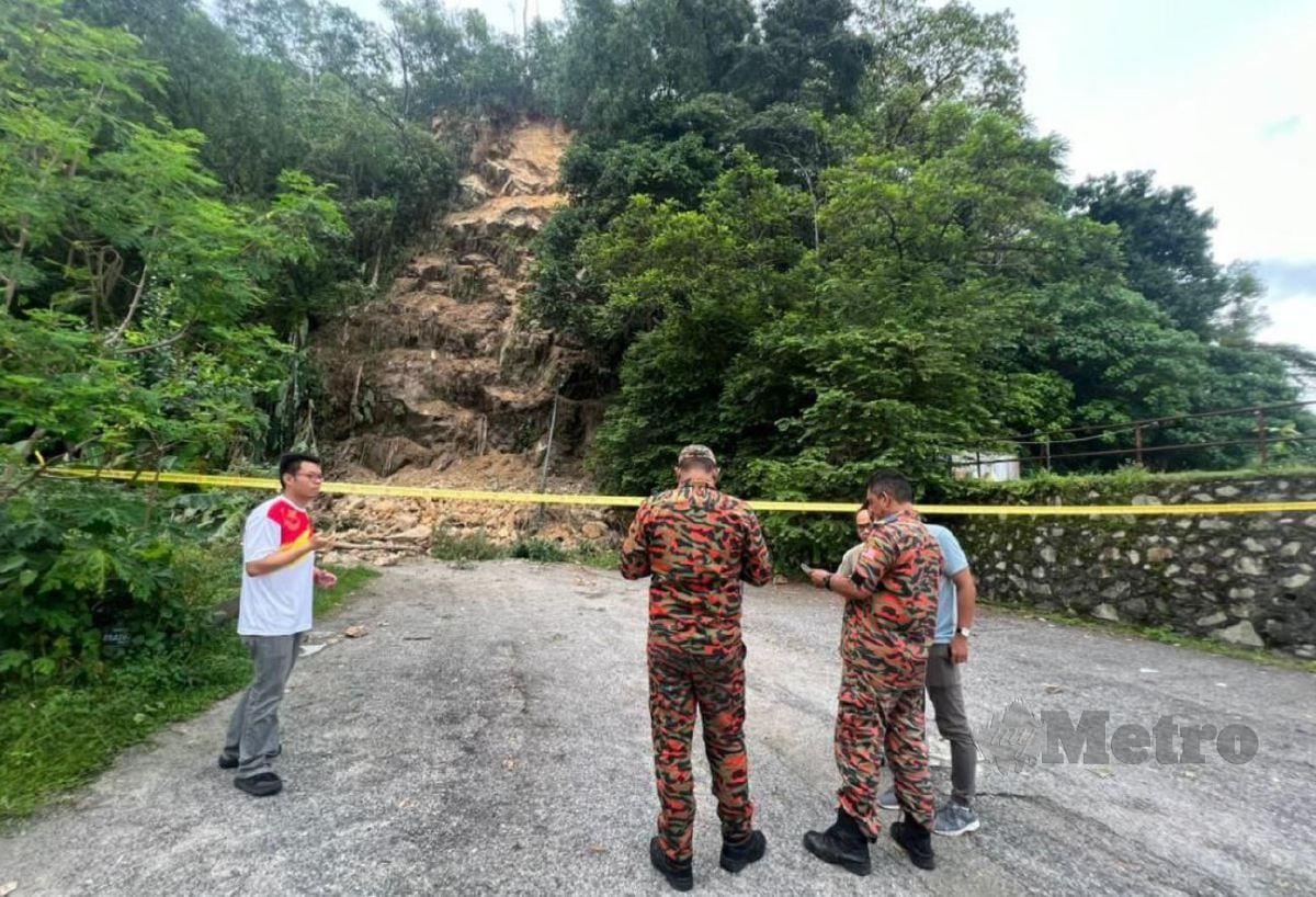 Runtuhan cerun setinggi 30 meter cemaskan penduduk pangsapuri Taman Cheras Mas. FOTO Ihsan JBPM Selangor.