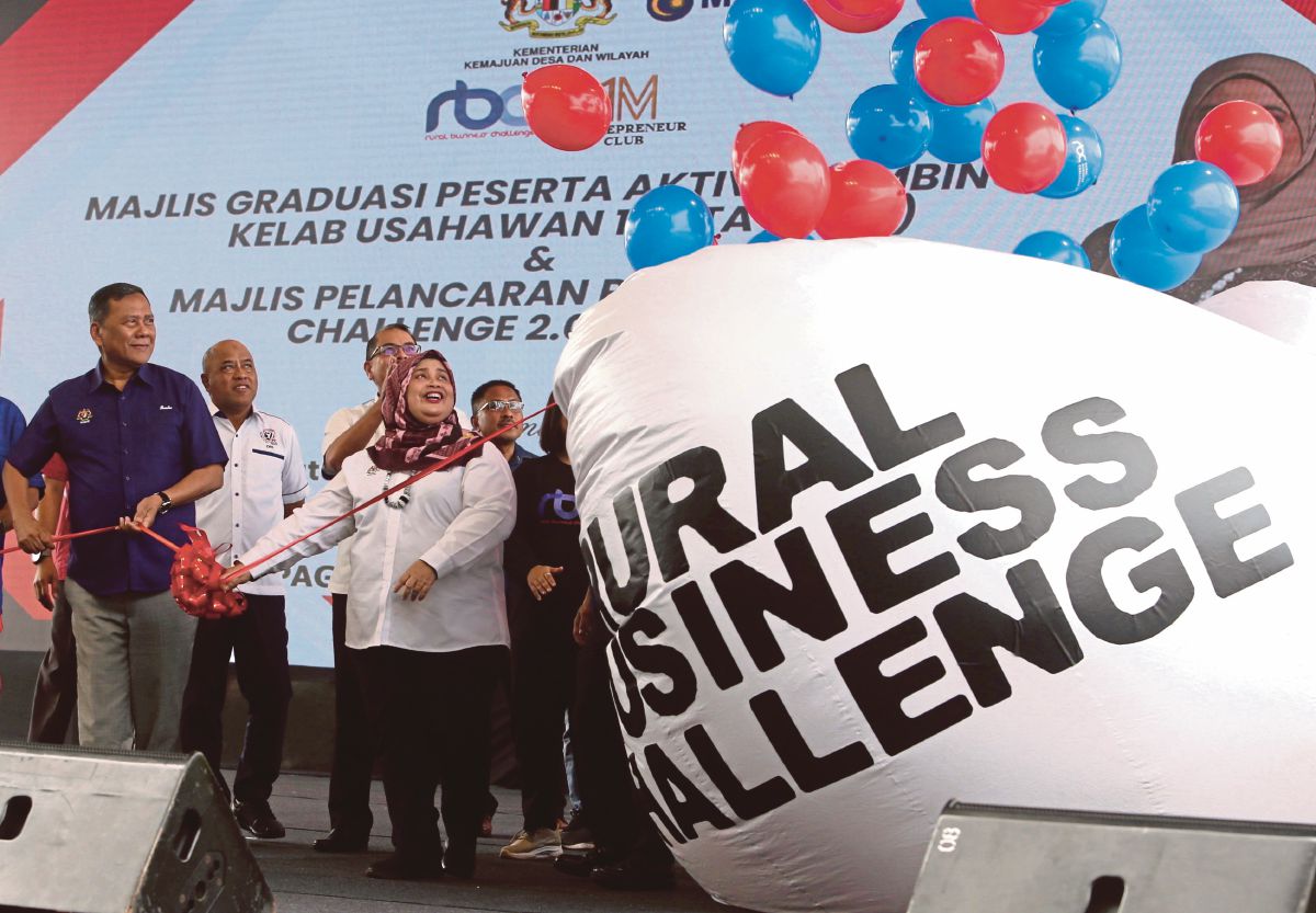 RUBIAH  melakukan gimik perasmian ketika Majlis perasmian Rural Business Challenge (RBC) 2.0 dan graduasi peserta aktiviti bimbingan Kelab Usahawan 1Juta (KU1J) sempena Karnival Usahawan Desa (KUD) di Anjung Floria, Putrajaya.