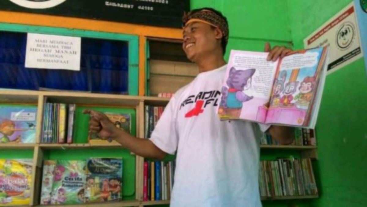 Rudiat mahu menggalakkan penduduk kampung membaca. FOTO Jumari Haryadi/ CNA.