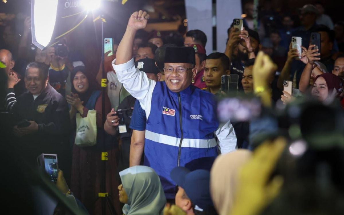 KHAIRUL Azhari (tengah) diumum calon Perikatan Nasional bagi PRK Kuala Kubu Baharu. FOTO Aswadi Alias.