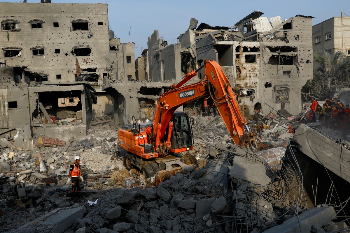 PENDUDUK Palestin mencari mangsa di tapak bangunan kediaman yang runtuh di Khan Younis, selatan Gaza. FOTO Reuters.