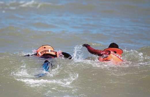 Anggota Bomba dan Penyelamat  mencari mangsa di Pantai Rhu Sepuluh, Penarik. 