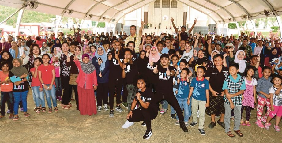 KUMPULAN Zero dan Firman AF antara selebriti yang membuat persembahan pada hari kedua Program Temuduga Terbuka SL1M di UMS, Kota Kinabalu.