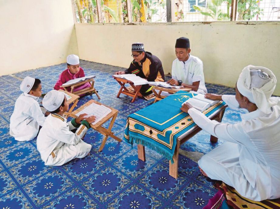 PELAJAR Sekolah Agama Tahfiz  Anak Yatim dan Miskin di Kampung Jerek tekun  menghafal al-Quran. 