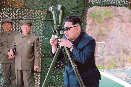 GAMBAR disiarkan KCNA menunjukkan Kim memeriksa ujian SLBM di sebuah lokasi yang tidak diketahui di Korea Utara.