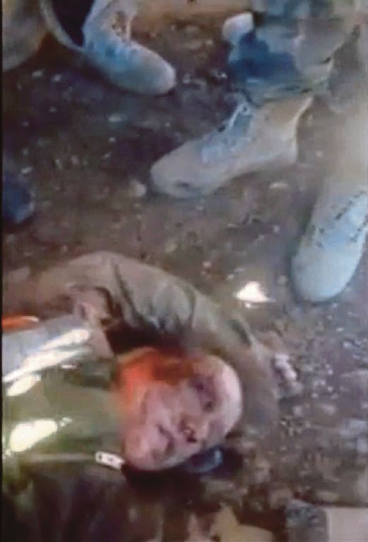 GAMBAR yang dipetik daripada rakaman video menunjukkan mayat seorang juruterbang jet Russia yang ditembak jatuh oleh pesawat perang Turki.  