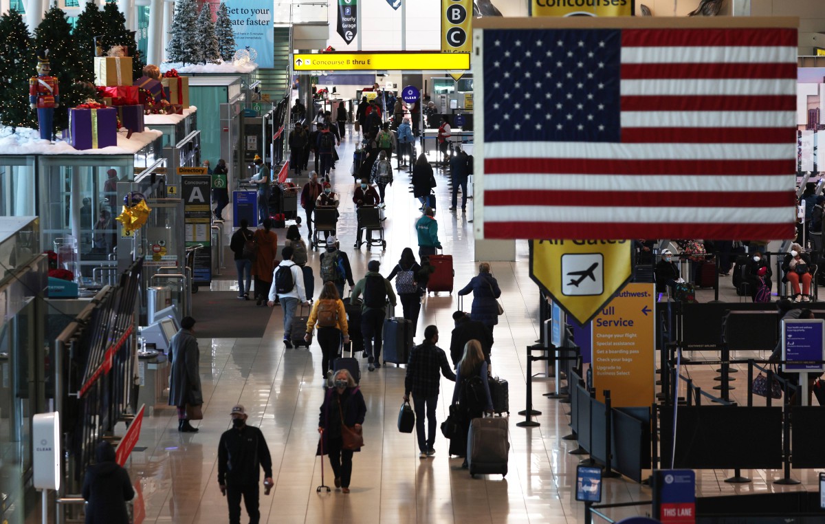 PENUMPANG melalui terminal di  Lapangan Terbang Antarabangsa Baltimore-Washington Thurgood Marshall (BWI) pada 22 Disember lalu. FOTO AFP.