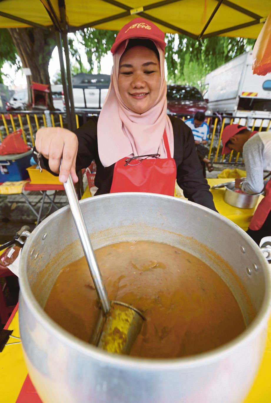 SURIHANUM menjual juadah Laksa Utagha di Bazar Ramadan TTDI, Kuala Lumpur.
