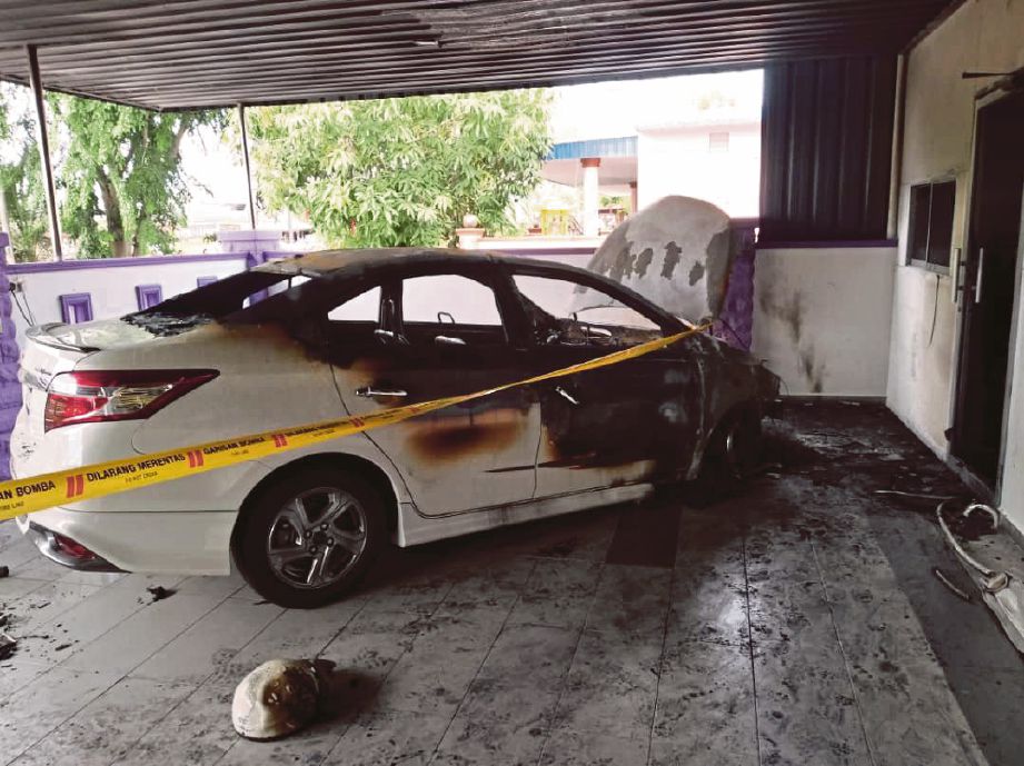   KERETA    diletakkan  di  garaj sebuah rumah di Taman Kurau Jaya  musnah terbakar.  