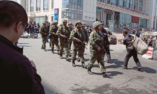 GAMBAR fail menunjukkan tentera China meronda di Xinjiang. 