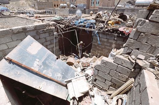 SEORANG lelaki Yaman memeriksa keadaan rumahnya yang musnah selepas serangan udara yang diketuai Arab Saudi di daerah Hamdan, pinggir barat Sanaa, semalam.