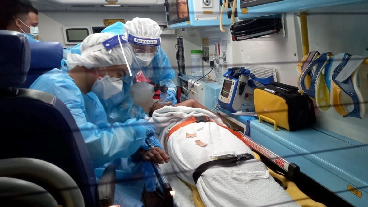 MANGSA terhidu gas beracun diberi rawatan awal sebelum dihantar ke hospital. FOTO Ihsan Bomba