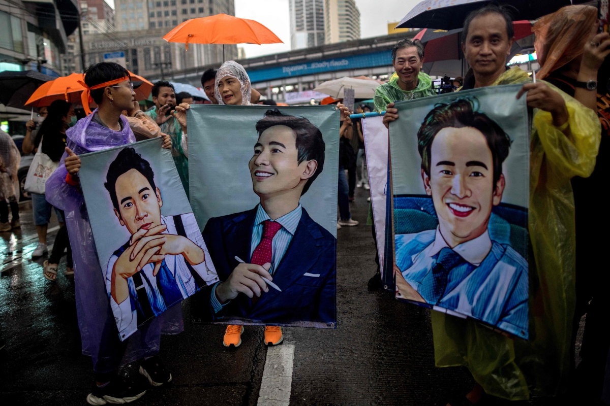 PENYOKONG prodemokrasi memegang gambar Pita Limjaroenrat ketika menyertai perhimpunan di Bangkok. FOTO AFP 