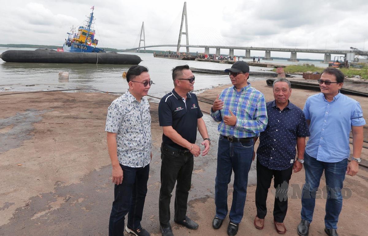 SAMSOLBARI (tengah) pada perasmian kapal pukat tunda besi pertama yang dikeluarkan syarikat tempatan di perairan Tanjung Buai. FOTO Nur Aisyah Mazalan