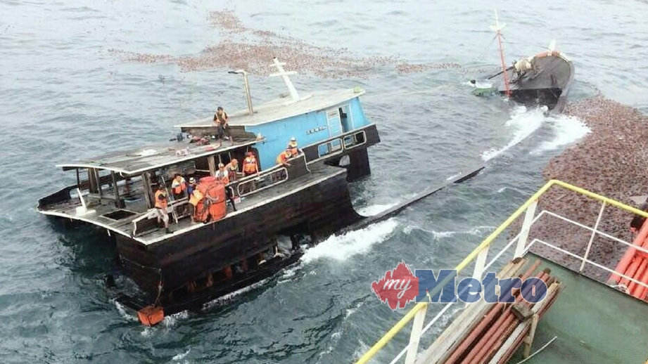 ANAK kapal Great One Manjung 1 bertungkus lumus menyelamatkan kapten dan anak kapal KLM Berkat Sejati. FOTO Rosli Ilham