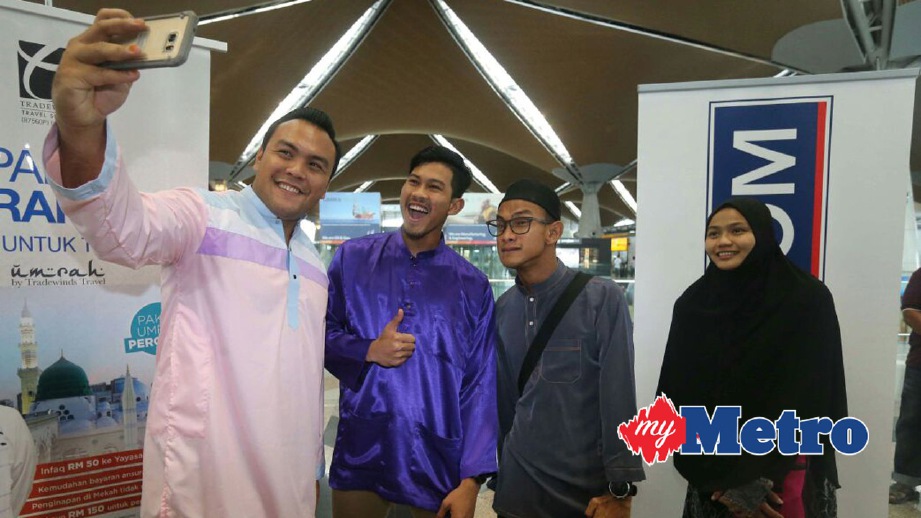 MOHAMAD Ridzuan ( dua kanan), Muhammad Ziyad (kiri), Abdul Latif (dua kiri) serta Siti Noor Radiah (kanan) bergambar kenangan sebelum berangkat menunaikan umrah. FOTO Mohd Fadli Hamzah