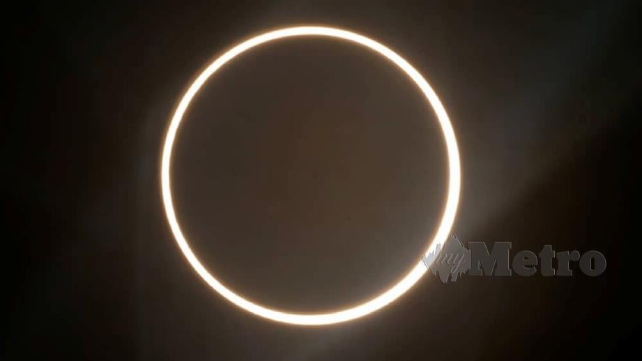 FENOMENA gerhana matahari Analus (cincin) yang berlaku pada 1.51 petang di Dataran Piazza, Serian. FOTO Mohd Radzi Bujang