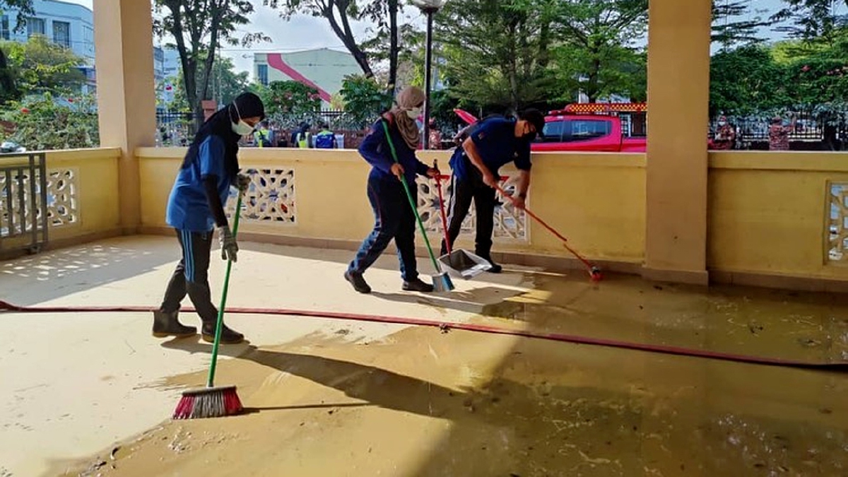 PASUKAN Bencana Istana Negara ketika misi membantu mangsa banjir. FOTO Facebook Istana Negara