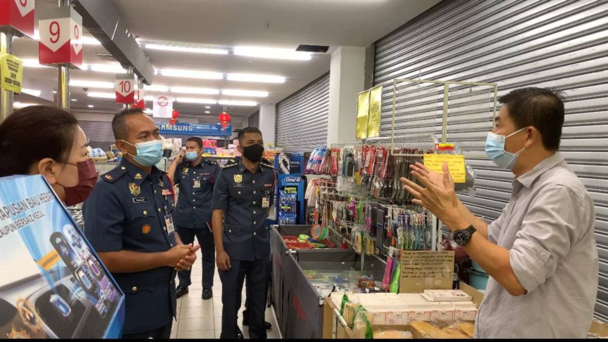 SHAZLEAN Mohd Hanafiah (dua kiri) ketika pemeriksaan bangunan di pasar raya di Manjung. FOTO Noor Hidayah Tanzizi