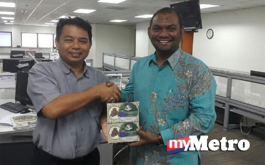 MOHD Adib menyerahkan sumbangan kepada Pengarang Berita Harian Metro, Sufian Thauri Muhammed.