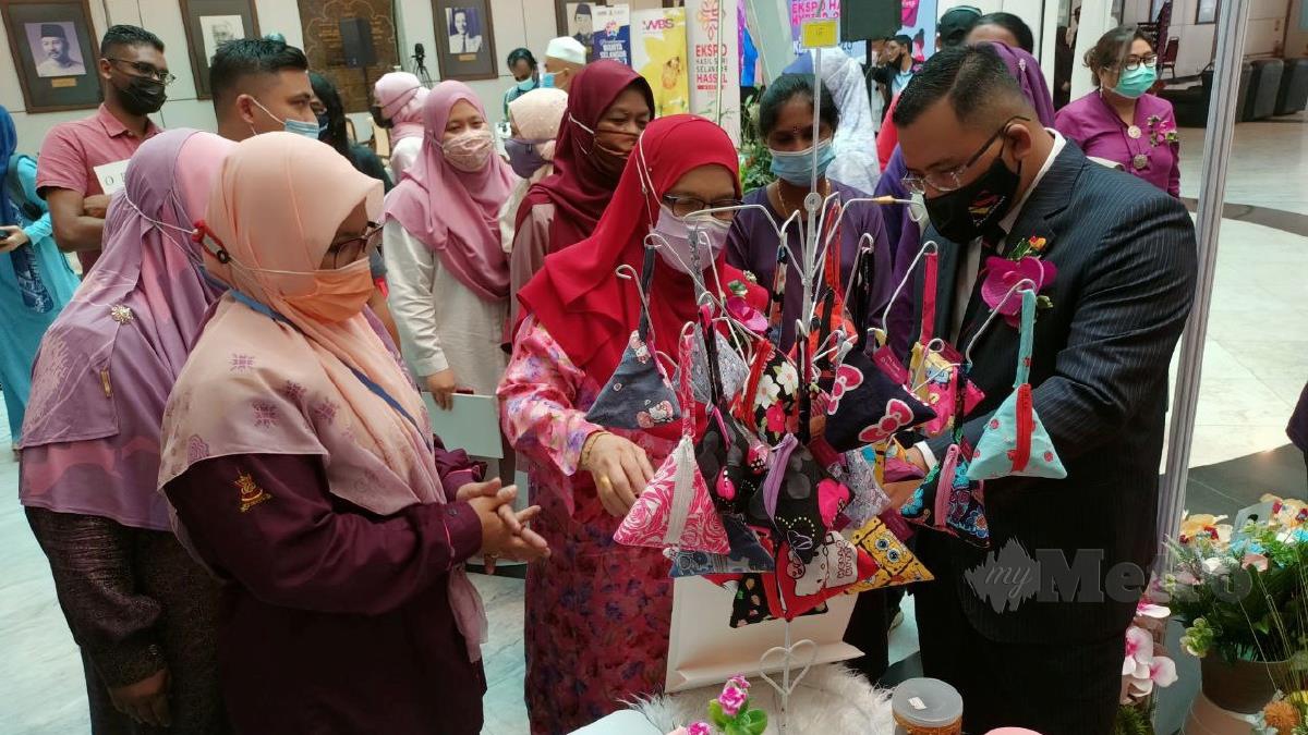 AMIRUDIN (kanan) melawat gerai pameran selepas menyempurnakan Majlis Perasmian Ekspo Hasil Suri Selangor Hybrid 2021 dan Pelancaran Wanita Berdaya Selangor. FOTO Ruwaida Md Zain
