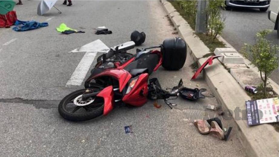 PENUNGANG motosikal maut selepas berlanggar dengan lori. FOTO ihsan Polis